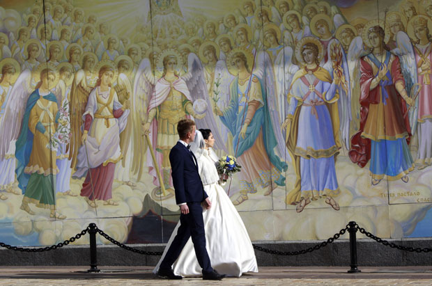 Више и бракова и развода у 2015.